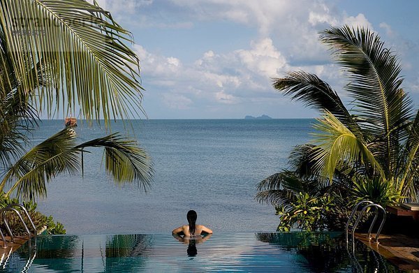 Rückansicht der mittleren erwachsenen Frau im Infinity Pool  Koh Samui  Thailand