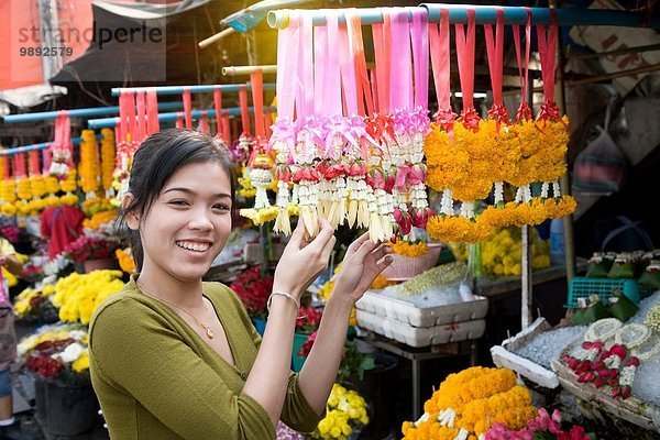 Porträt einer jungen Marktstandhalterin  Bangkok  Thailand