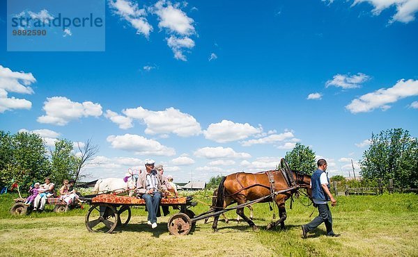 Große Familiengruppen auf Pferden und Karren im Feld  Rezh  Gebiet Swerdlowsk  Russland