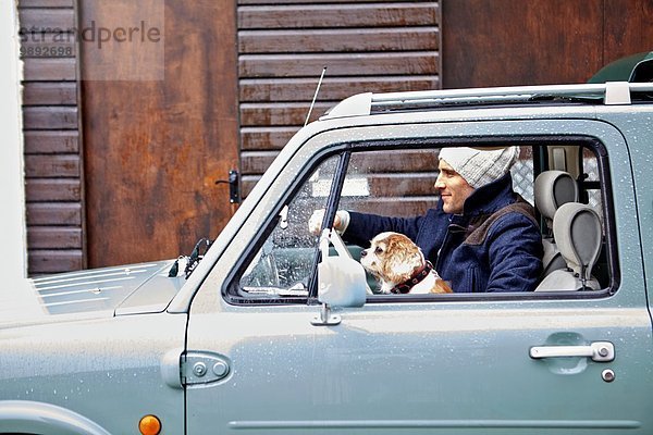 Mittlerer Erwachsener Mann mit Hundetreibwagen