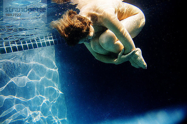 Reife Frau  nackt  in fötaler Haltung  Unterwasseransicht