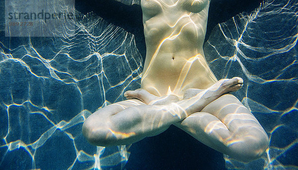 Reife Frau  nackt  Beine gekreuzt  Unterwasseransicht  tiefer Schnitt