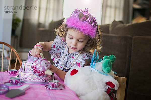 Weibliches Kleinkind mit Prinzessinnenkrone auf der Geburtstagsfeier
