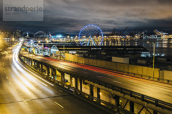 Straße zum Hafen und Riesenrad  Seattle  Washington  USA