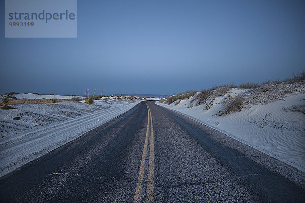 Blick auf den leeren Highway  White Sands Desert  New Mexico  USA