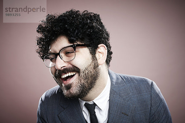 Porträt eines jungen Mannes  wegblickend  lachend