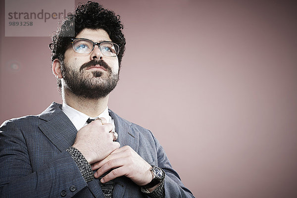 Porträt eines jungen Mannes mit Krawatte
