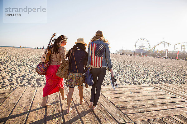 Freunde zu Fuß  Santa Monica Pier  Santa Monica Beach  US