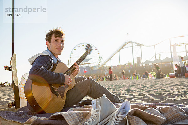 Junger Mann spielt Gitarre  Santa Monica Pier  Santa Monica Beach  USA