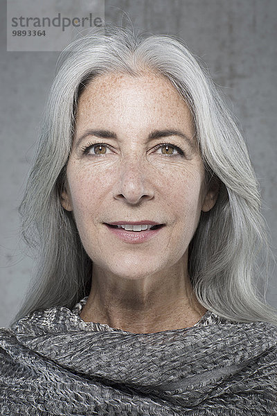 Porträt einer schönen reifen Frau mit langen grauen Haaren