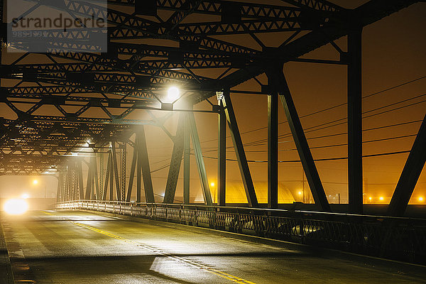 Straße und silhouettierte Eisenbrücke bei Nacht  Tacoma  Washington  USA