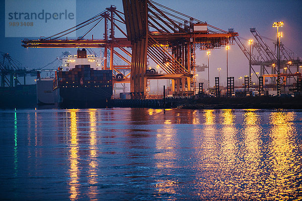 Blick auf Frachtschiffe und Portalkräne im Hafen bei Nacht  Tacoma  Washington  USA