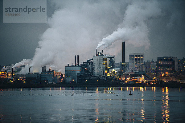 Blick auf Industrieanlage und Rauchschornsteine bei Nacht  Tacoma  Washington  USA