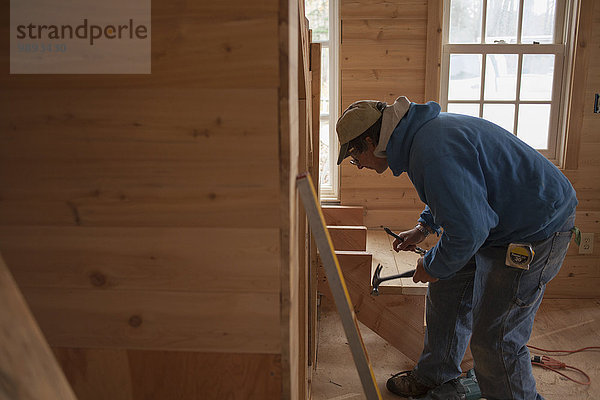 Reife Menschen bauen Holztreppe im Haus