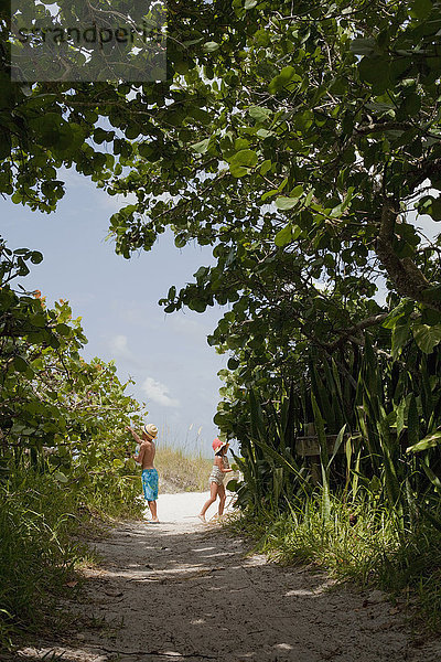 Junge und seine Schwester spielen am Waldstrandweg  Anna Maria Island  Florida  USA