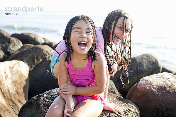 Schwestern spielen am Strand  Maui  Hawaii  US