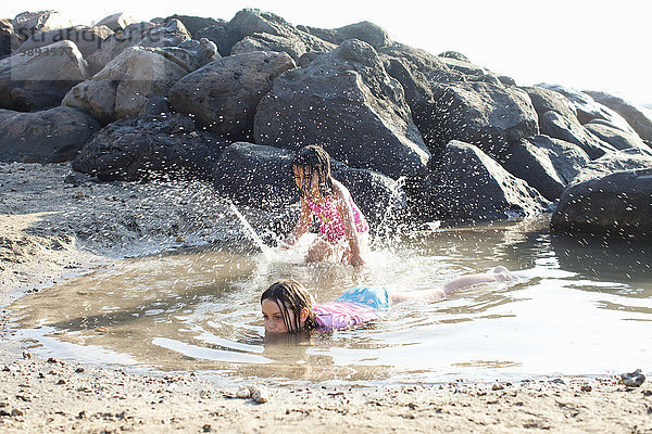 Schwestern spielen am Strand  Maui  Hawaii  US