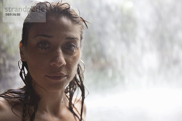 Frau mit nassem Haar  Wasserfall im Hintergrund