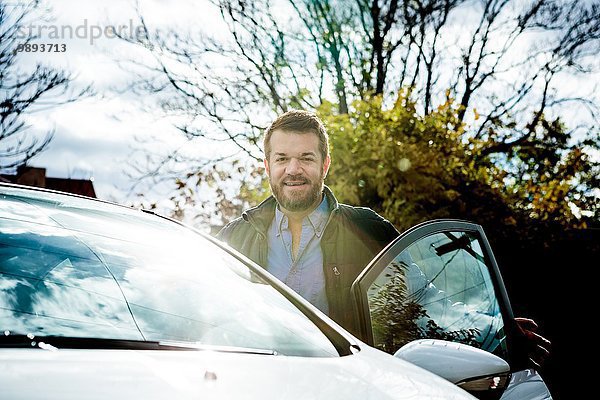 Solarmodulverkäufer bei seinem Auto