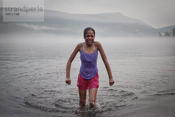 Kaltes Mädchen aus dem Wasser im Sommerurlaub am Lake George  New York  USA