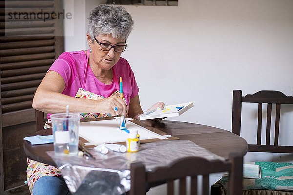 Seniorin beim Malen eines Bildes