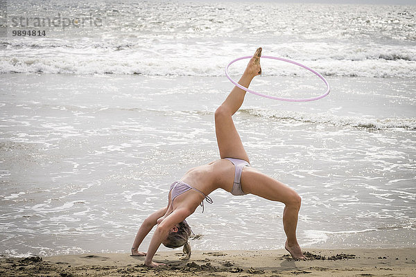 Mexiko  Riviera Nayarit  junge Frau beim Training mit Hula-Hoop am Meer