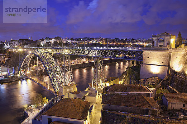 Portugal  Porto  Vila Nova de Gaia  Ponte Luiz I Brücke über den Fluss Douro bei Nacht