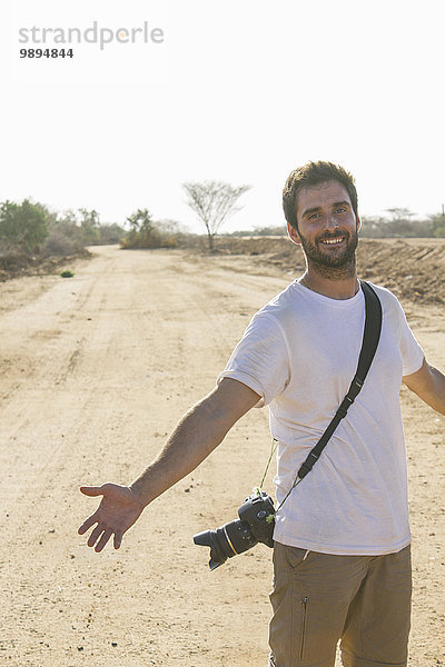Äthiopien  Fotograf auf einem Feldweg in der afrikanischen Savanne