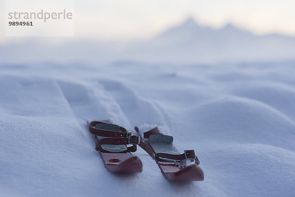 Deutschland  Bayern  Wallgau  Paar rote Kinderski auf Schnee