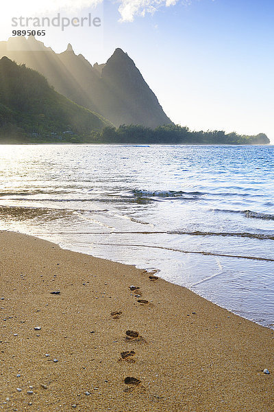 USA  Hawaii  Hanalei  Blick auf Na Pali Coast  Haena Beach  Fußspuren