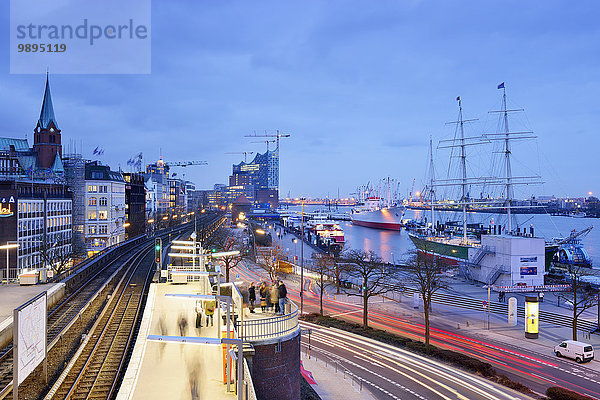 Deutschland  Hamburg  U-Bahnhof Landungsbrücken zur blauen Stunde