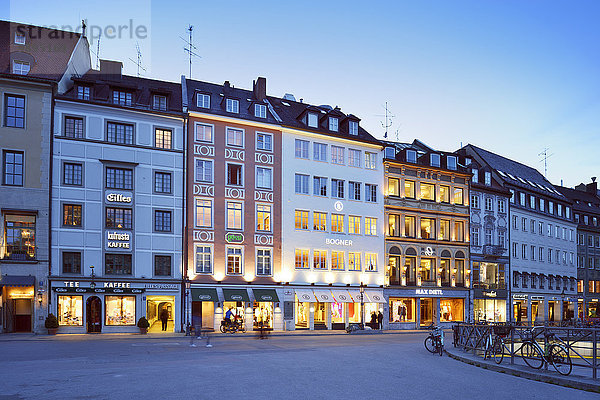 Deutschland  Bayern  München  Residenzstraße zur blauen Stunde