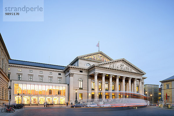 Deutschland  Bayern  München  Residenztheater und Nationaltheater zur blauen Stunde