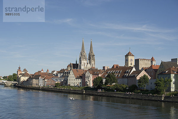 Deutschland  Bayern  Regensburg  Altstadtansicht mit Dom und Donau
