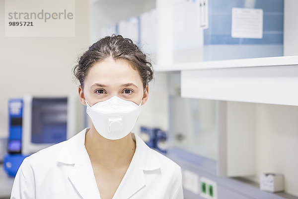 Portrait eines jungen Laboranten mit Maske