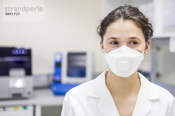 Portrait eines jungen Laboranten mit Maske