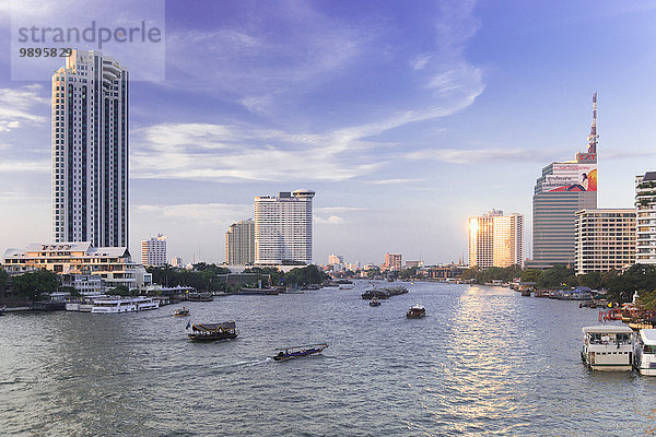 Thailand  Bangkok  Skyline mit Chao Phraya River