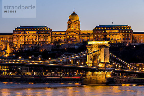 Ungarn  Budapest  Kettenbrücke und Burg am Abend