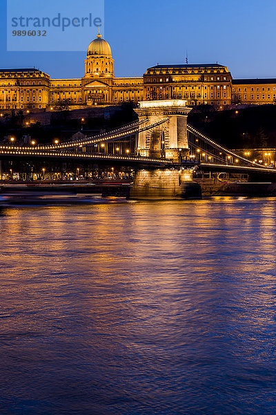 Ungarn  Budapest  Kettenbrücke und Burg am Abend