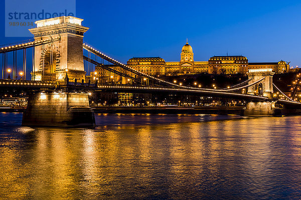 Ungarn  Budapest  Kettenbrücke und Burg am Abend