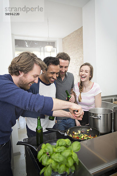 Glückliche Freunde beim gemeinsamen Kochen