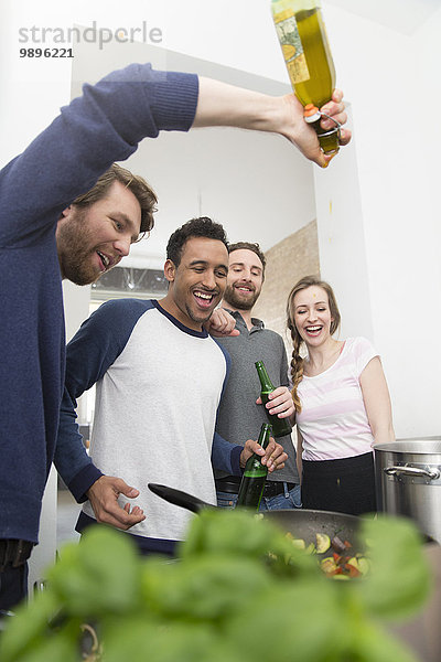 Glückliche Freunde beim gemeinsamen Kochen