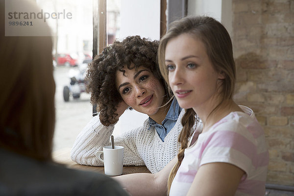 Freundinnen treffen sich in einem Cafe