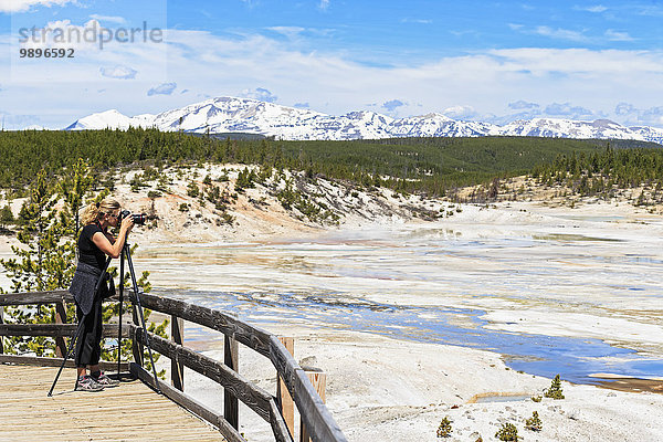 USA  Wyoming  Yellowstone Nationalpark  Norris Geysirbecken  Fotografin