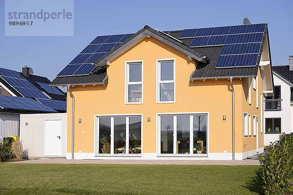 Deutschland  Grevenbroich  Neubau Einfamilienhaus mit Solarzellen auf dem Dach