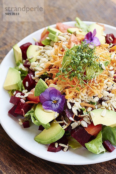 Gemischter gesunder Salat auf Teller
