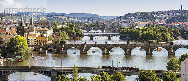 Tschechien  Prag  Blick auf die Stadt mit Brücken und Moldau