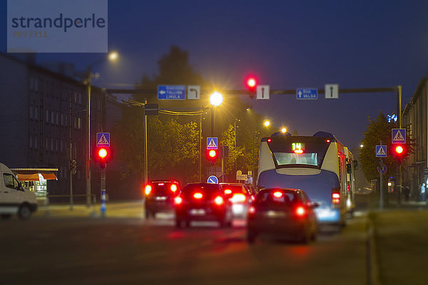 Estland  Paernu  Fahrzeuge halten vor Rotlicht an