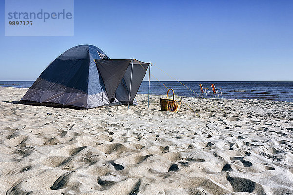 Estland  zwei Klappstühle  Weidenkorb und ein Zelt am Kauksi-Strand am Peipus-See