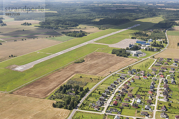 Estland  Landebahn eines kleinen Flughafens bei Tartu und Wohngebiet  Luftbild